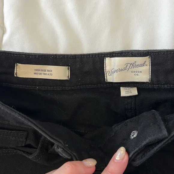 Universal Threads High Rise Midi Shorts in Black - Size 10/30R - Picture 3 of 3